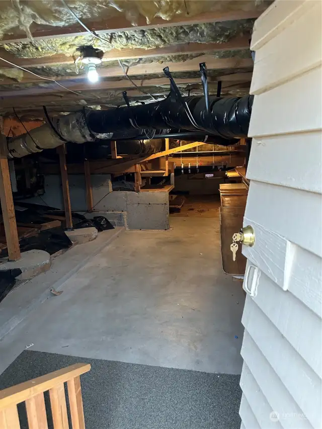 Another angle of the crawl space
