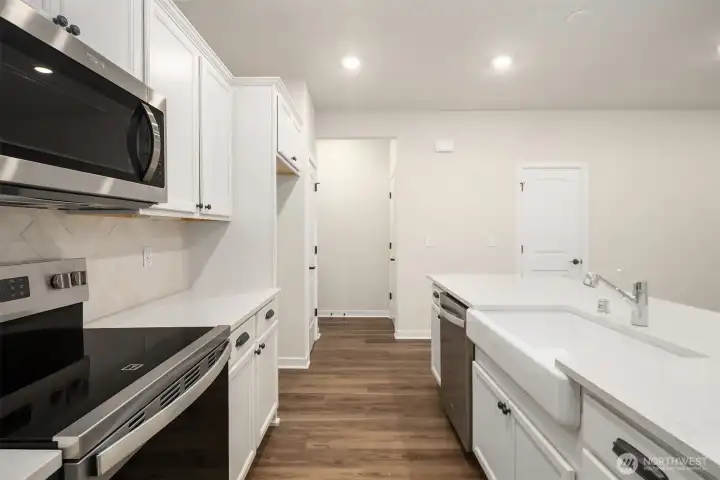 Cast iron sink with apron