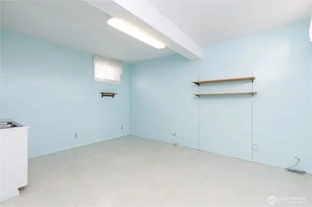 kitchenette/bonus room