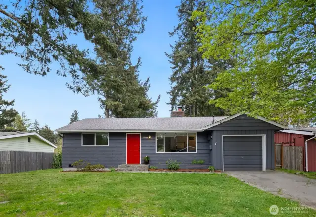 Adorable home near the best of Edmonds!