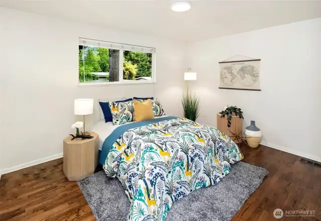 Primary bed has hardwood flooring