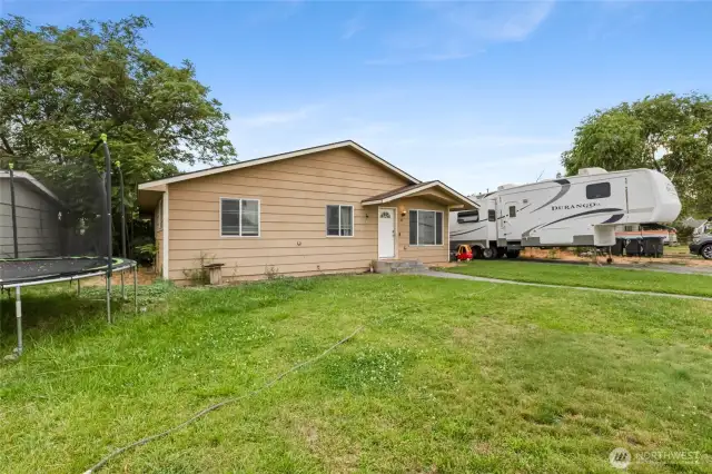 photos have been photoshopped to remove tenant items.