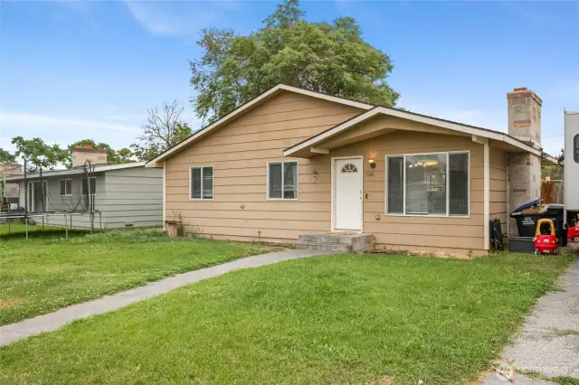 photos have been photoshopped to remove tenant items.