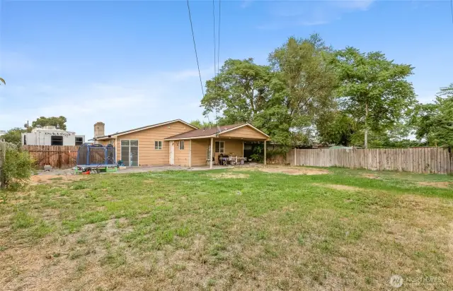 photos have been photoshopped to remove tenant items.