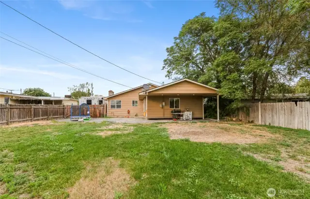 photos have been photoshopped to remove tenant items.