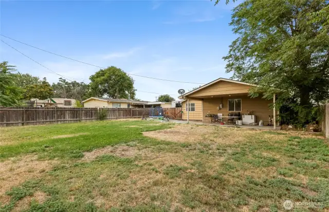 photos have been photoshopped to remove tenant items.