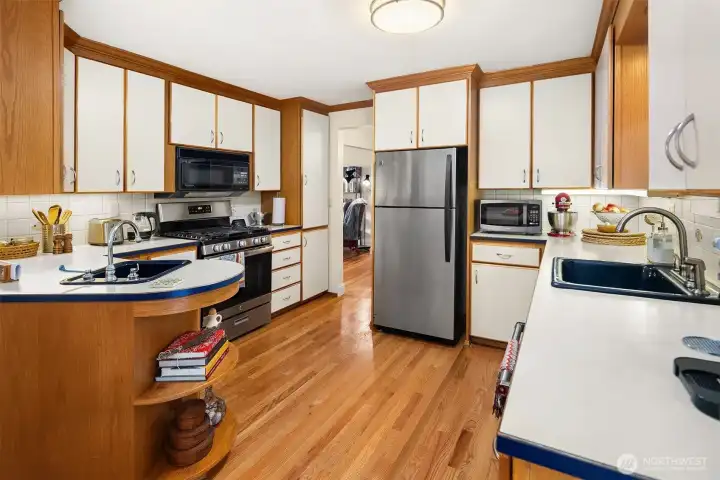 Extra, convenient cooking sink