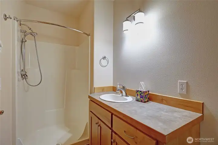 Lower 3/4 bathroom