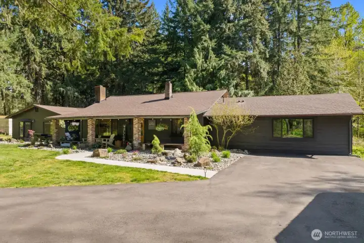 Large driveway with ample parking