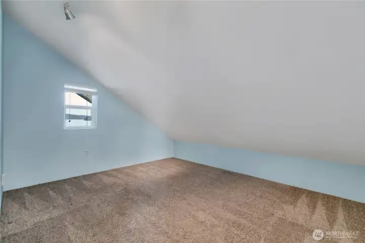 Bonus office space off of primary