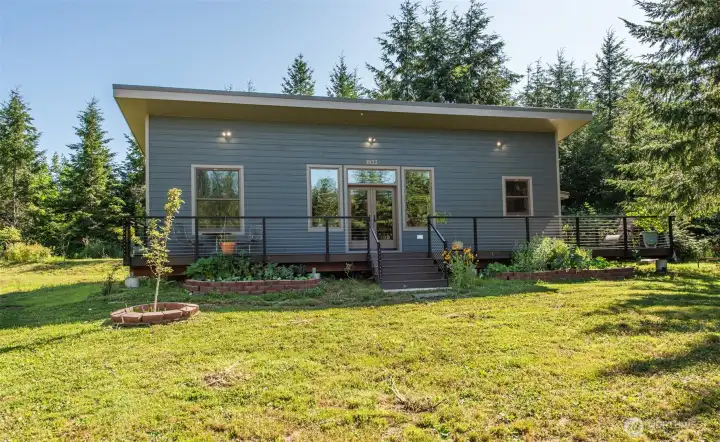 Solid wood doors, fire-resistant HardiPlank siding, and SIPS roofing panels speak to an envelope built for efficiency and longevity. Solid wood doors, fire-resistant HardiPlank siding, and SIPS roofing panels speak to an envelope built for efficiency and longevity.