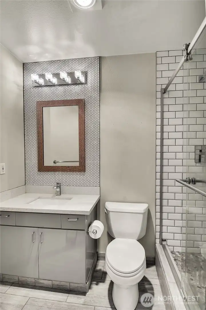 Guest bathroom. Guest bathroom.