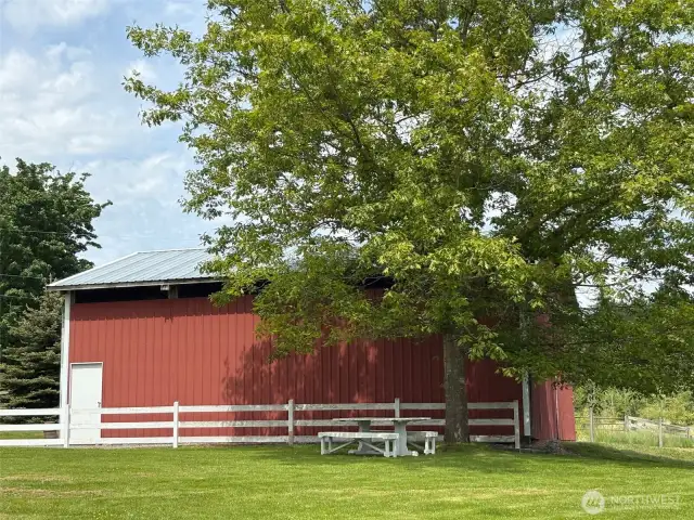 Enjoy a picnic underneath your gorgeous Oak Tree on those warm summer evenings.