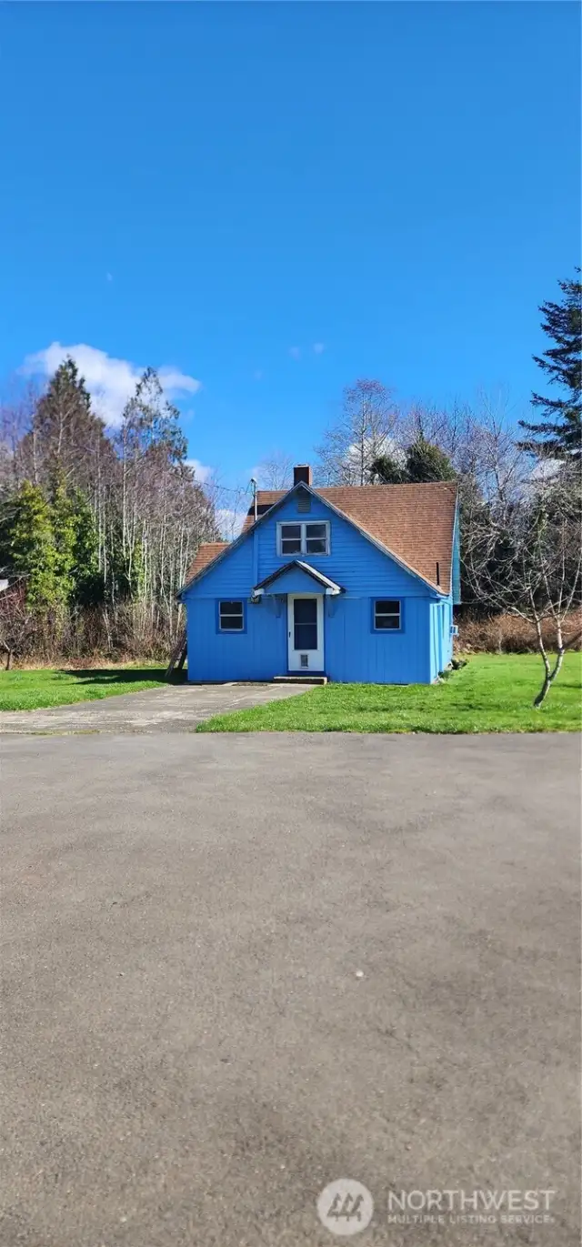 Front of Home W/ Vibrant Charm