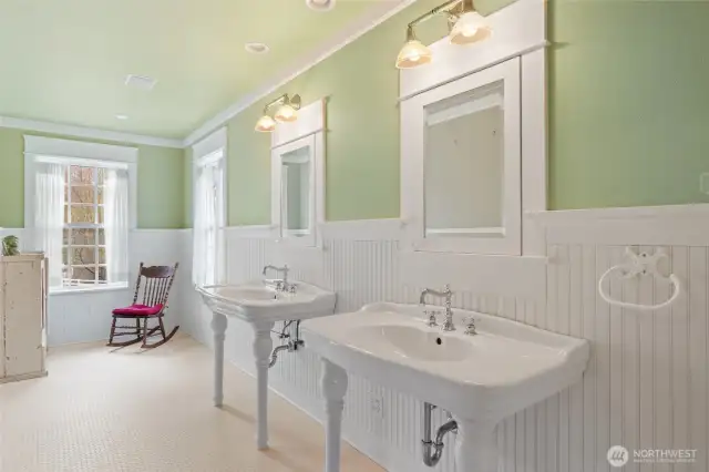 Tastefully decorated ensuite.