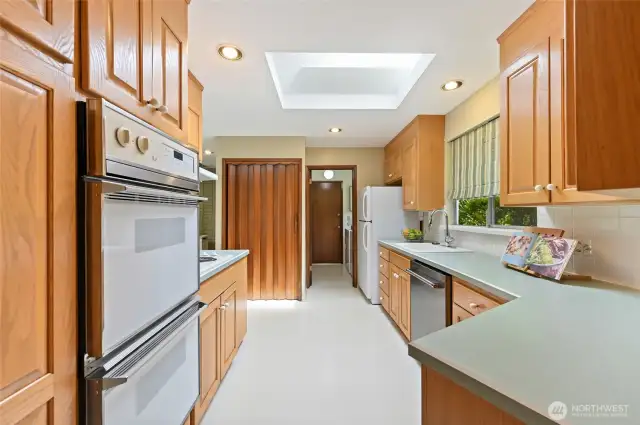 Roomy, Bright Kitchen w. Skylight