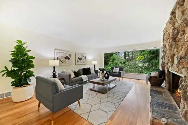 Bright Living Room w. Fireplace