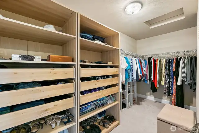 Common sense organization in primary closet