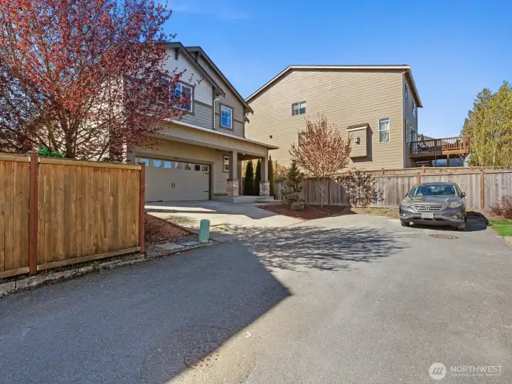 Additional street parking allowed on the private driveway!