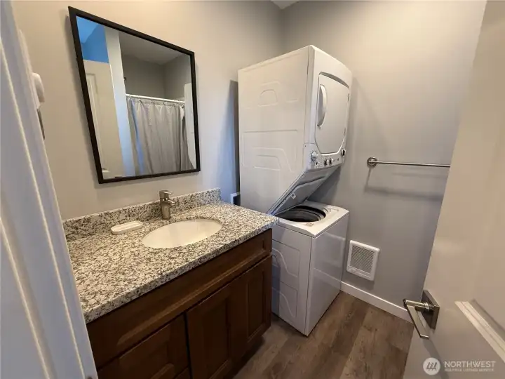 LAUNDRY CONVENIENTLY LOCATED IN BATH