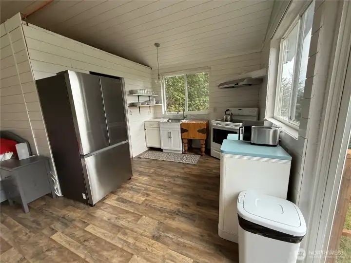 Kitchen area, all appliances remain