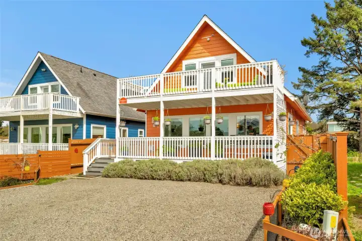 9 Darien - Exterior Front