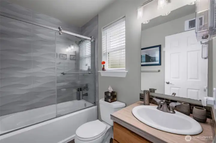 9 Darien - Downstairs Bathroom