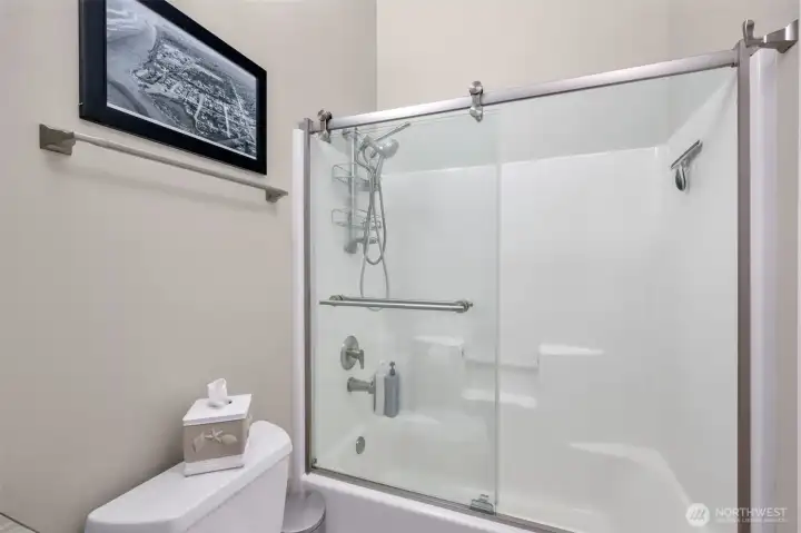 9 Darien - Upstairs Bathroom