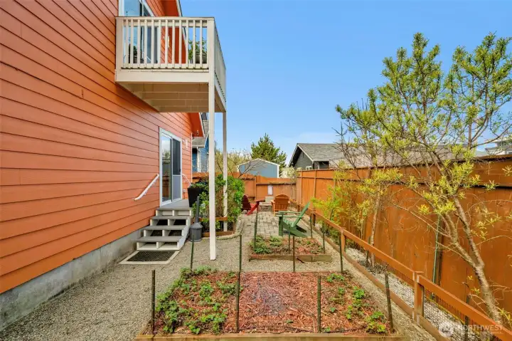 9 Darien - Side Yard