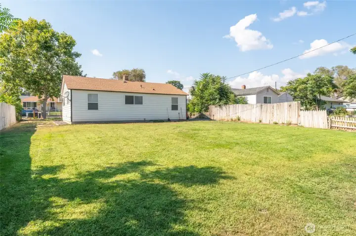 Huge backyard, great for pets or outdoor activities