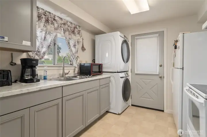 Remodeled kitchen, washer and dryer included
