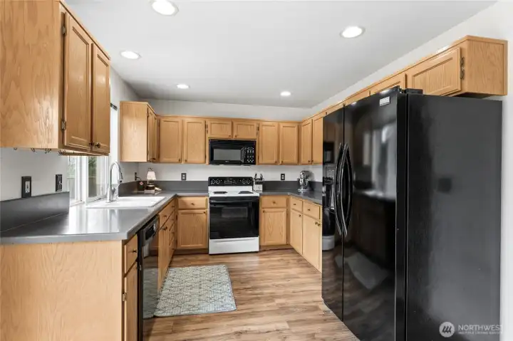 Tons of counterspace for hosting and entertaining. Tons of counterspace for hosting and entertaining.