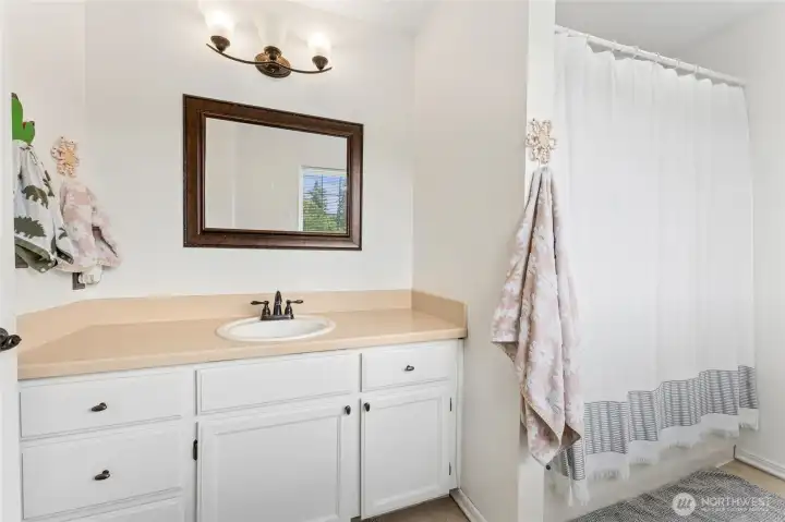 Hall Bathroom with full tub/shower combo Hall Bathroom with full tub/shower combo