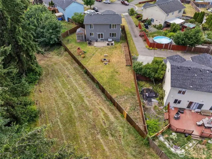 Green space to the largest side of the yard. Green space to the largest side of the yard.