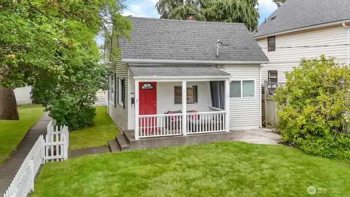 Welcome home to your well maintained corner lot. Welcome home to your well maintained corner lot.
