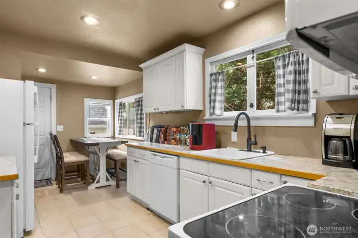 Cover dinner area with recessed lighting. Tile floor make for easy clean up. Cover dinner area with recessed lighting. Tile floor make for easy clean up.