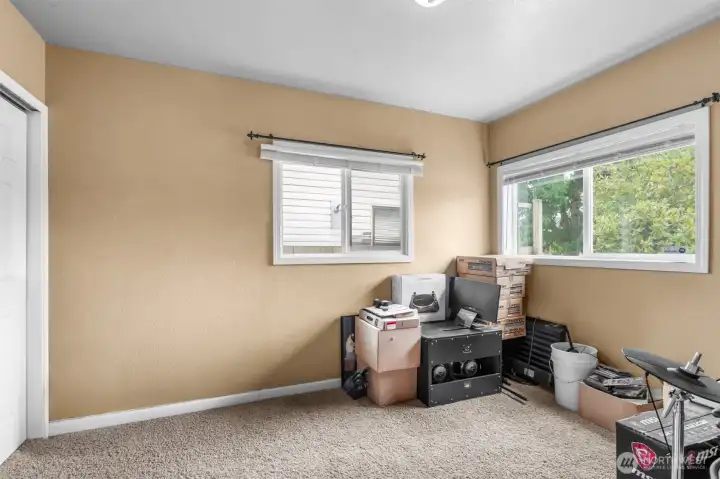 Secondary bedroom, with lots of light and a warm color. Secondary bedroom, with lots of light and a warm color.
