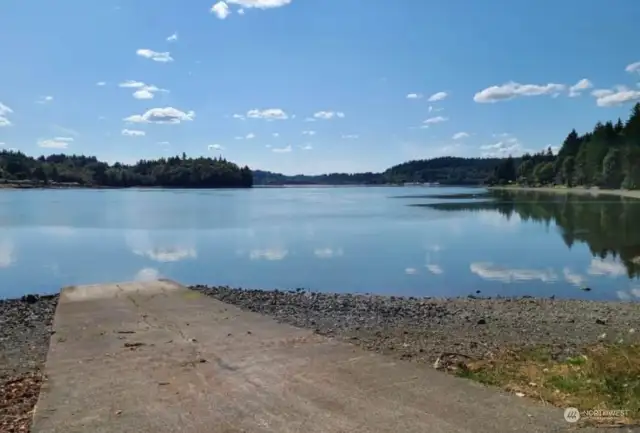 Hood Canal boat launch easy access within 2 minutes.