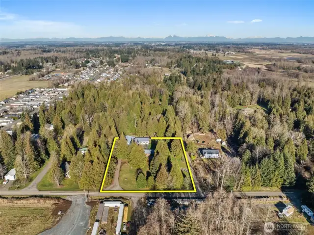 This extra-large, quiet & private Property is located immediately outside the City boundary on a serene dead-end street. Close to I-5 -just minutes to access to all Ferndale amenities.