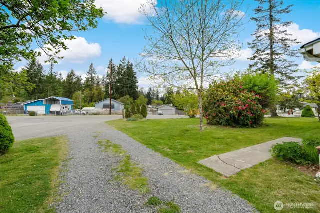 Huge driveway easy in easy out.