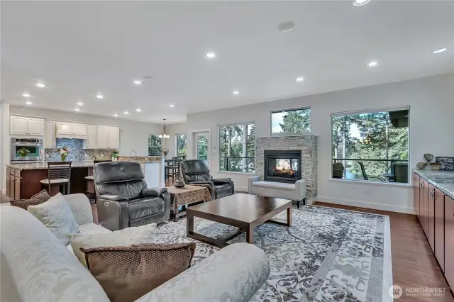 Great room with inside/oude fireplacets
