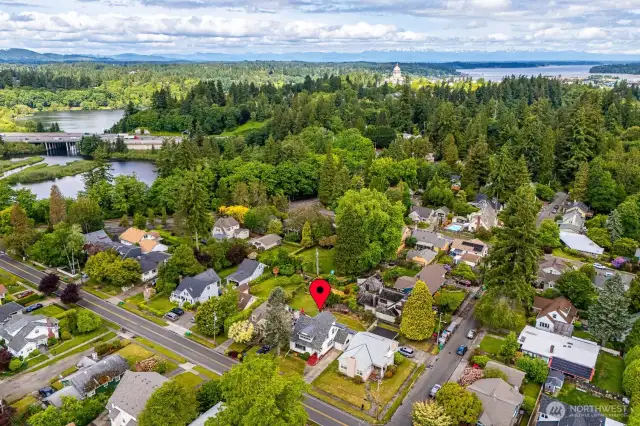 Centrally located, just minutes to downtown, Capitol Campus & Lake, restaurants & shopping!