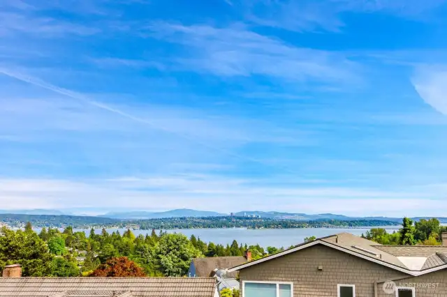 Wonderful Views of Lake Washington, Cascade Mountains & Sunrises from Both Levels!