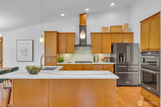 Counterspace and so many cabinets are a chef's delight