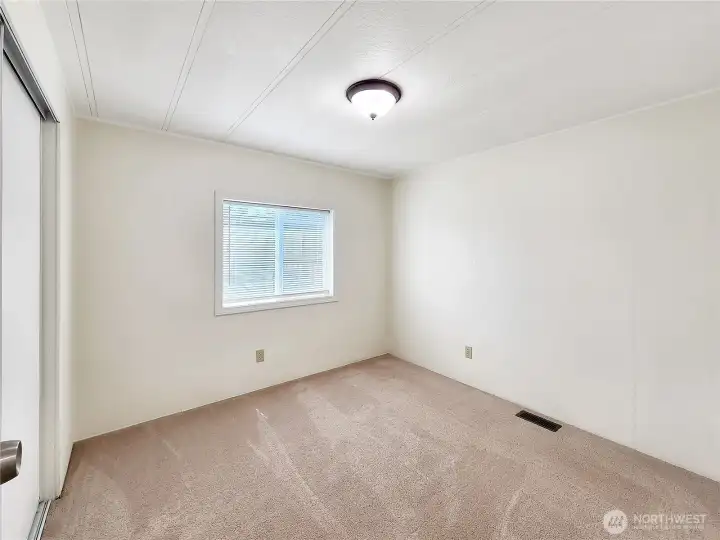 Fresh and versatile space—ideal for guests, home office, or hobbies.