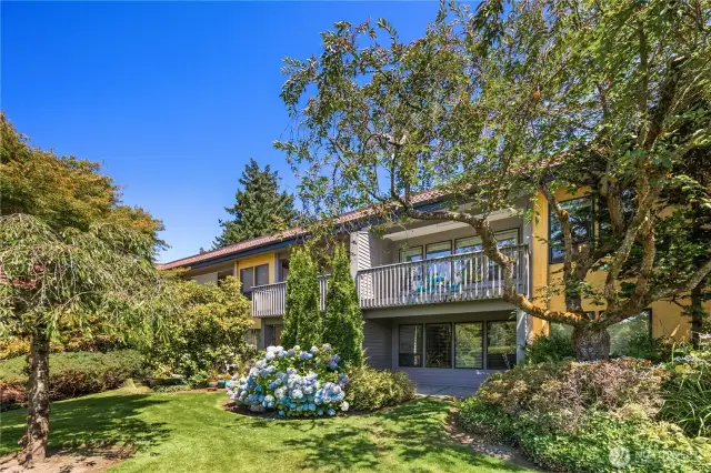 Garden setting, top-floor unit