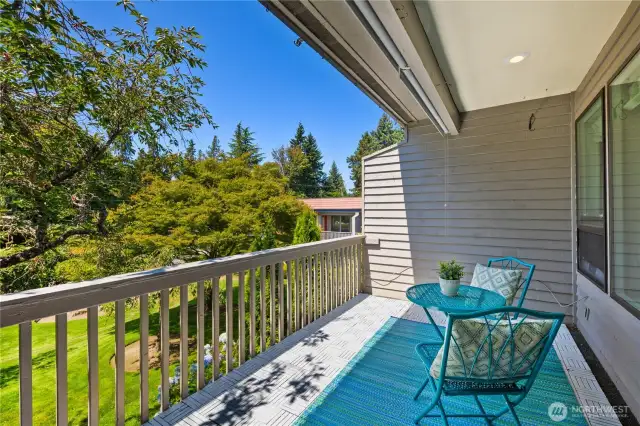 Very large covered patio with sun shades