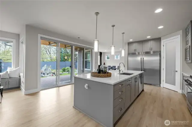 Massive quartz island with deep sink – ideal for entertaining.