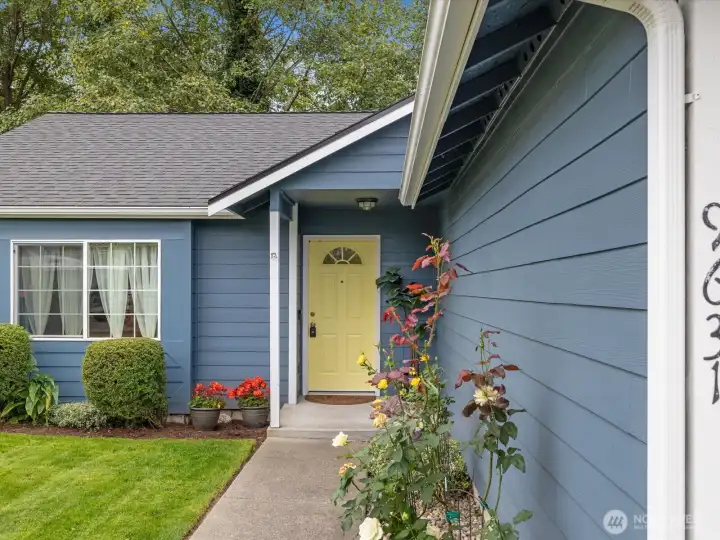 Welcome home! Great accent colors