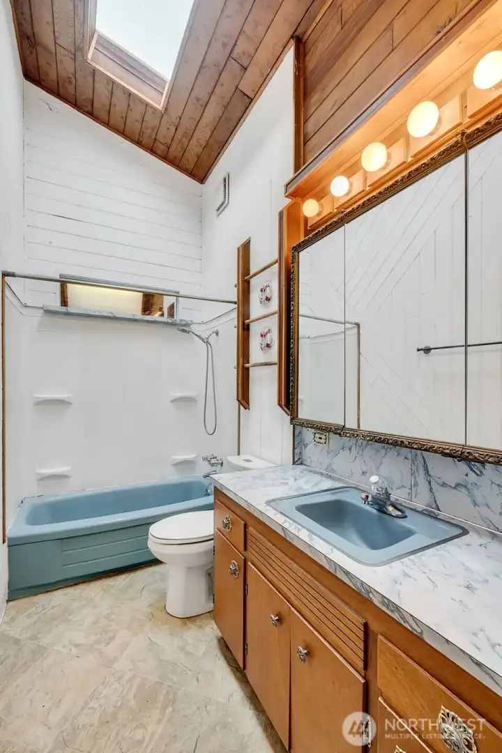 Main floor full bath with vaulted ceilings